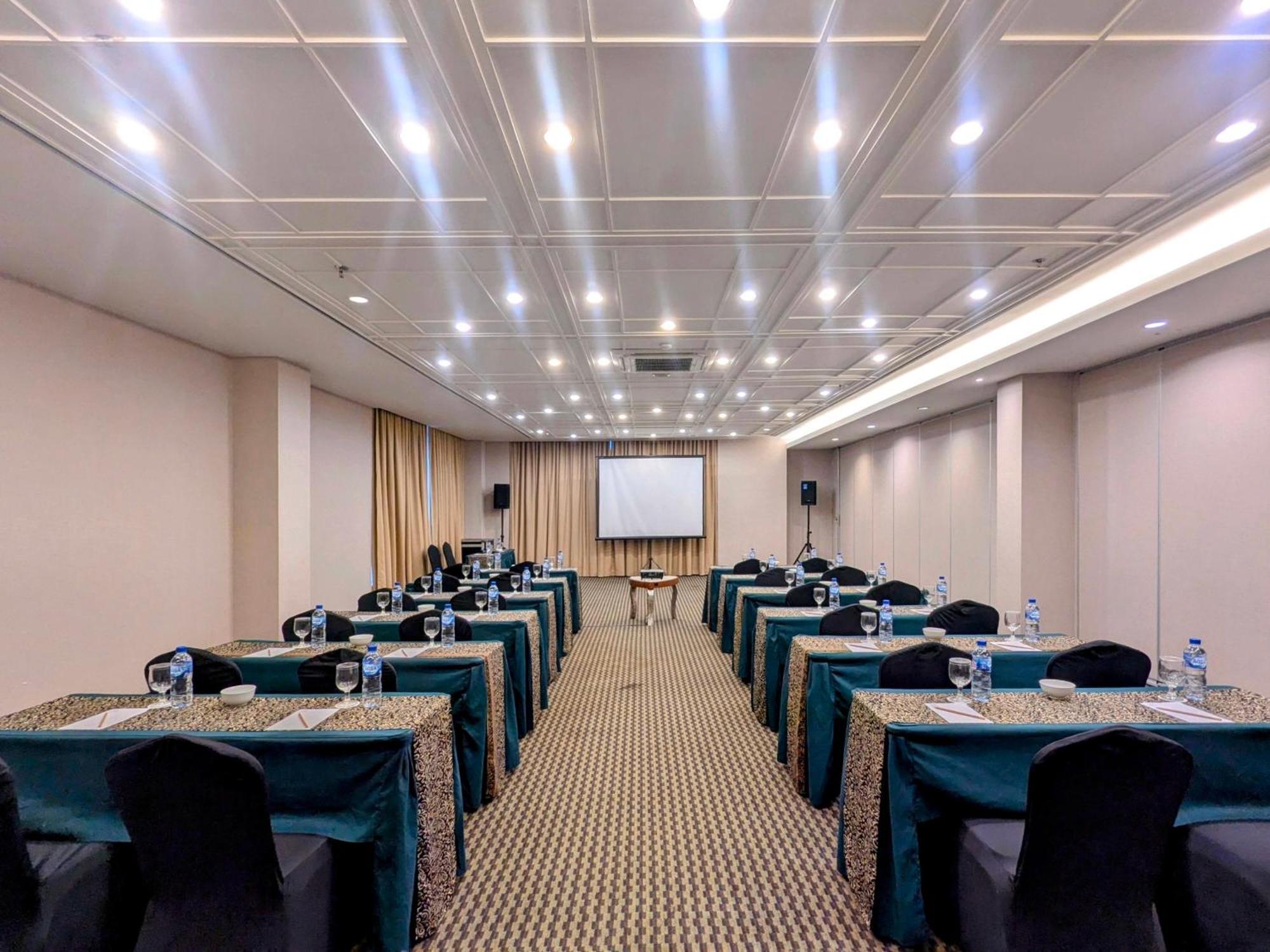 Hotel Grand Zuri Jababeka 4*